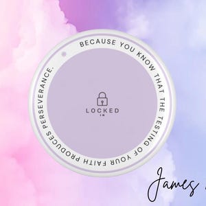 Könnte beinhalten: Ein runder, hellvioletter Knopf mit dem Text "BECAUSE YOU KNOW THAT THE TESTING OF YOUR FAITH PRODUCES PERSEVERANCE." und "LOCKED IN" mit einem Vorhängeschloss-Symbol. Der Text "James 1:3" ist kursiv geschrieben. Der Hintergrund ist ein Farbverlauf aus Rosa und Blau.