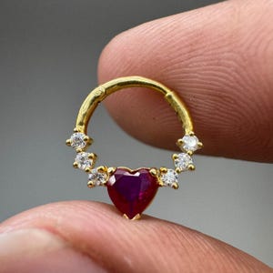 Piercing nez septum en or jaune 14 carats avec cœur en rubis, boucle d'oreille daith en diamant, anneau cartilage en pierre précieuse rose, anneau hélix rook, piercing fin oreille/nez