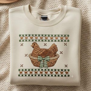 Archivo de bordado de gallina vintage de segunda mano, diseño de gallina en nido, estilo cottagecore con animales retro, inspiración abuela de los 90, estilo suéter de abuela, tendencia.