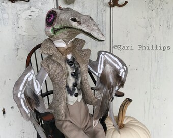 Prof Ravenwood Halloween Art Doll de Kari Phillips OOAK hecho a mano Raven Skeleton Crow- firmado original- con derechos de autor