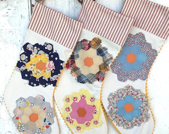 Vintage Flour Sack Prints Abuelas Jardín Edredón cuadrado Medias de Navidad, uno de un tipo Casa de campo Navidad