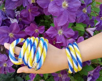 Oekraïense kralenarmband – handgemaakte blauwe en gele spiraalsieraden