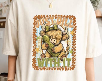 Camiseta "Just Dill With It", Camiseta de pepinillos de vaca de las Tierras Altas, Camiseta divertida de vaca, Camiseta de pepinillos adorable, Regalo de vaca de las Tierras Altas, Camiseta de animales de granja, Colores cómodos