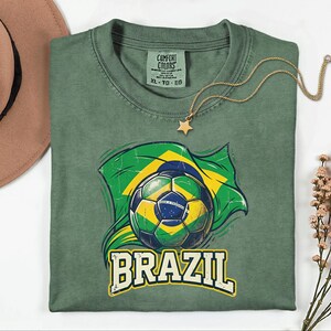 Camiseta de Futebol do Brasil | Camiseta de Viagem Vintage Comfort Colors® Moss