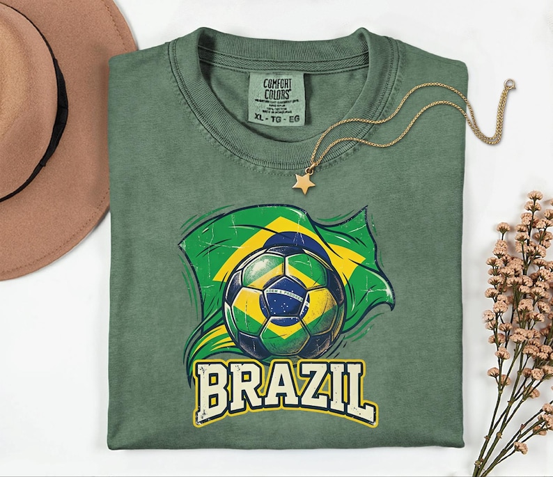Camiseta de Futebol do Brasil | Camiseta de Viagem Vintage Comfort Colors® Moss