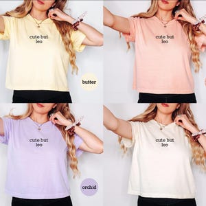 Peut inclure: Une collection de quatre t-shirts &agrave; manches courtes en jaune beurre, orange p&ecirc;che, violet orchid&eacute;e et blanc ivoire. Chaque t-shirt pr&eacute;sente un col rond et le texte noir "cute but leo" imprim&eacute; au centre de la poitrine.