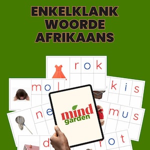 Pode incluir: Um tablet com o logotipo "mind garden" é segurado sobre cartões flash com palavras e imagens em africâner. Os cartões flash apresentam palavras como "rok" e "mus", com ilustrações correspondentes de um vestido e um rato. O fundo é verde.