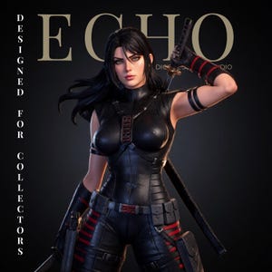 Op de afbeelding: Een gedetailleerd verzamelbeeldje van een krijger met lang zwart haar, gekleed in een zwart tactisch pak met rode accenten. Het figuur houdt een katana over één schouder en bevat de tekst ECHO DESIGNED FOR COLLECTORS op de achtergrond.