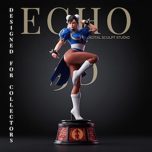 Pode incluir: Uma estatueta colecionável de uma personagem com vestido qipao azul e branco, braceletes com espinhos e botas brancas com atacadores, numa pose de combate dinâmica sobre uma base circular com painéis vermelhos e pretos com caracteres.