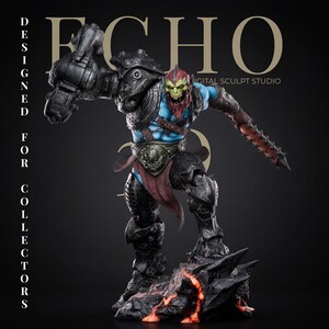 以下が含まれることがあります： 青い肌の戦士の精巧なファンタジーフィギュア。赤いモヒカンと髭、黒い金属製の鎧、髑髏のバックル付きベルトを着用。溶岩が流れる岩の台座の上に立っている。テキスト：ECHO DESIGNED FOR COLLECTORS。