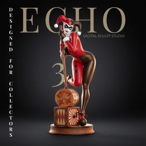 Può includere: Una statuetta da collezione di un personaggio che indossa un costume da giullare rosso e nero con cappuccio abbinato, che tiene in mano un martello dal manico lungo. La figura poggia su una base quadrata con parte superiore circolare, con il testo ECHO DIGITAL SCULPT STUDIO.