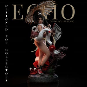 Könnte beinhalten: Detaillierte Statue einer Frau in traditioneller japanischer Kleidung, die einen Fächer und einen Sonnenschirm hält. Die Figur ist überwiegend rot und weiß, mit schwarzen Akzenten. Die Statue steht auf einem dekorativen Sockel, mit dem Text "ECHO" und "DESIGNED FOR COLLECTORS".