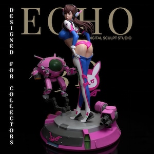 Könnte beinhalten: Detaillierte Figur einer Figur in einem blau-rosa-weißen Outfit, mit passendem Roboter und Hasenlogo. Die Figur steht auf einer kreisförmigen Basis mit dem Text "ECHO" und "DESIGNED FOR COLLECTORS".