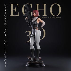Könnte beinhalten: Eine Sammlerfigur mit kurzem rotem Haar, bekleidet mit einem schwarzen Body, hellgrauer Leggings und schwarzen Stiefeln. Die Figur hält ein schwarzes Gewehr und steht auf einem runden Sockel. Text ECHO DESIGNED FOR COLLECTORS DIGITAL SCULPT STUDIO 3D.
