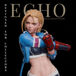 以下が含まれることがあります： 金髪の女性キャラクターの精巧なフィギュア。青いジャケットに白とピンクのストライプ、赤い手袋を着用。決意した表情でポーズをとっています。「ECHO DIGITAL SCULPT STUDIO」の文字が見えます。