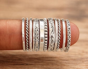 Anillos apilables de plata de ley oxidada, estilo bohemio minimalista.