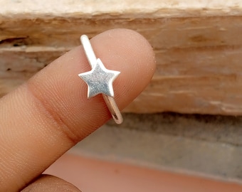 Anello mini stella in argento sterling fatto a mano, gioiello minimalista