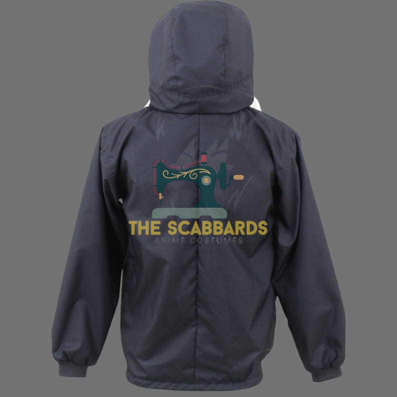 Op de afbeelding: Een donkergrijze jas met capuchon en een witte voering zichtbaar aan de rand van de capuchon. De achterkant van de jas heeft een turquoise naaimachine-afbeelding en de gouden tekst "THE SCABBARDS ANIME COSTUMES". De jas heeft lange mouwen.