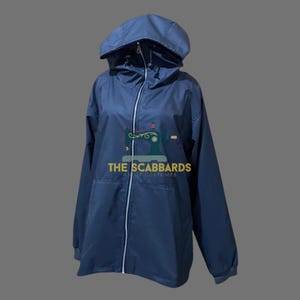 Op de afbeelding: Marineblauwe jas met capuchon, volledige ritssluiting en capuchon met trekkoord. De jas heeft een voorzak en de tekst "THE SCABBARDS" is op de voorkant gedrukt. De jas is gemaakt van lichtgewicht materiaal.