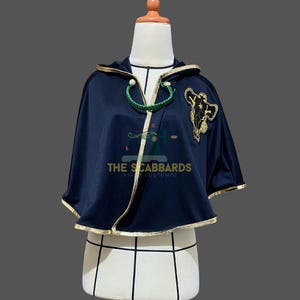 Xhomeshop Cape Black Bulls Asta – Manteau Cosplay Black Clover Longueur 31 Cm – Costume Anime Noir