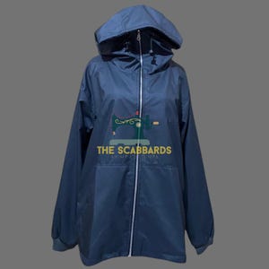 Op de afbeelding: Marineblauwe jas met capuchon en een lange ritssluiting. De jas heeft een capuchon met trekkoord en een logo met de tekst "THE SCABBARDS ANIME COSTUMES". De jas is gemaakt van een lichtgewicht materiaal.
