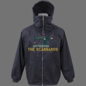 Op de afbeelding: Marineblauwe jas met capuchon, volledige ritssluiting en een voorzak. De jas heeft de tekst "THE SCABBARDS ANIME COSTUMES" en een naaimachine-afbeelding.