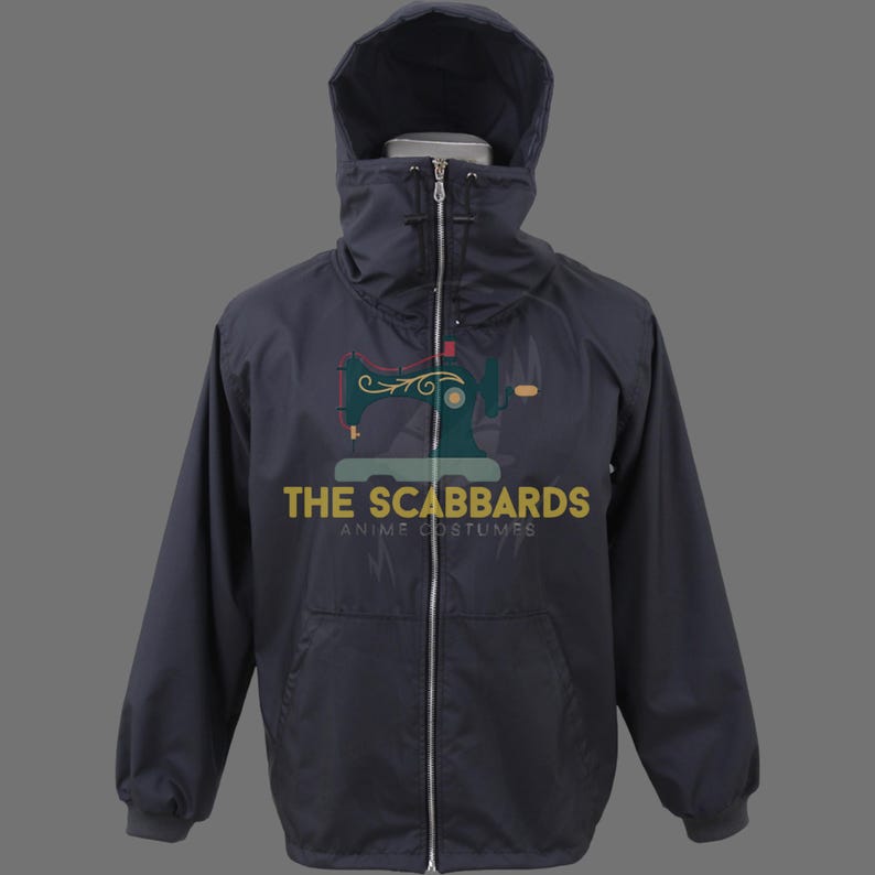 Op de afbeelding: Marineblauwe jas met capuchon, volledige ritssluiting en een voorzak. De jas heeft de tekst "THE SCABBARDS ANIME COSTUMES" en een naaimachine-afbeelding.