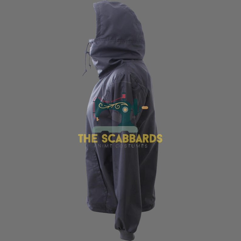 Op de afbeelding: Een donkergrijze jas met capuchon, hoge kraag en trekkoord. De jas heeft een ritssluiting en een klein zakje op de borst. De tekst "THE SCABBARDS ANIME COSTUMES" staat op de mouw.
