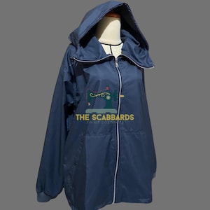 Op de afbeelding: Een marineblauwe jas met capuchon en een ritssluiting over de hele lengte, getoond op een mannequin. De jas heeft een hoge kraag en een capuchon. De tekst "THE SCABBARDS ANIME COSTUMES" staat op de voorkant.