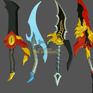 Puede incluir: Cuatro espadas de fantasía con diseños únicos. Las hojas presentan varios colores, incluyendo negro, rojo, amarillo y azul. Cada espada tiene una forma de hoja y empuñadura distinta, mostrando detalles intrincados y artesanía. La imagen está sobre un fondo gris neutro.