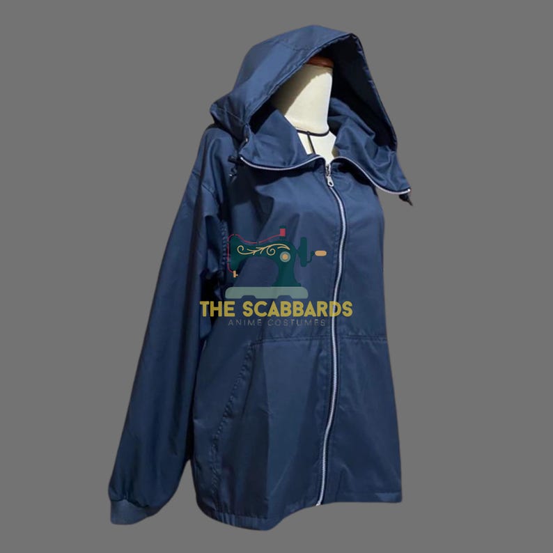 Op de afbeelding: Marineblauwe jas met capuchon, volledige ritssluiting en witte bies. De jas heeft een capuchon met trekkoord en elastische manchetten. De tekst "THE SCABBARDS ANIME COSTUMES" is afgedrukt.