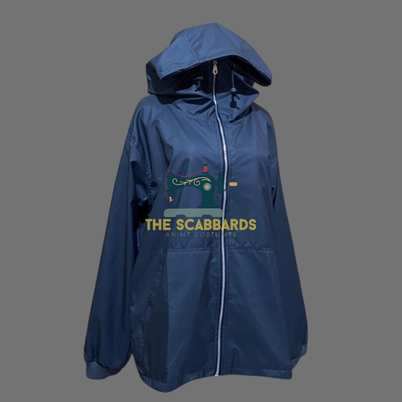 Op de afbeelding: Marineblauwe jas met capuchon, volledige ritssluiting en voorzakken. De jas heeft een capuchon met trekkoord en elastische manchetten. De tekst "THE SCABBARDS ANIME COSTUMES" is op de voorkant gedrukt.