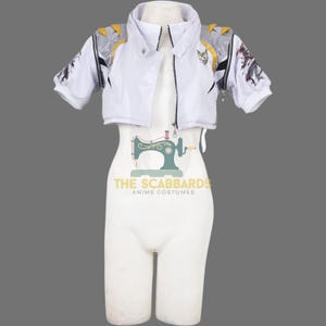 Può includere: Una giacca corta bianca a maniche corte, con colletto alto e chiusura frontale a zip. Le spalle presentano accenti grigi e dorati, mentre le maniche mostrano stampe grafiche scure. Il testo THE SCABBARDS ANIME COSTUMES è visibile.