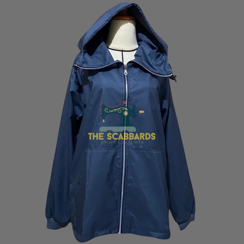 Op de afbeelding: Een marineblauwe jas met capuchon en een lange ritssluiting. De jas heeft een trekkoord aan de capuchon en een logo met de tekst "THE SCABBARDS ANIME COSTUMES". De jas wordt op een mannequin getoond.