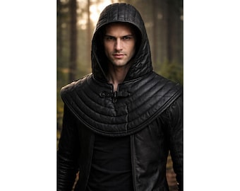 Capa con capucha y cuello acolchado de cuero, estilo gótico medieval, para los hombros, una declaración de estilo oscuro.