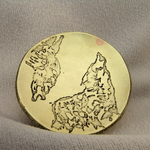Tigela de altar de bronze martelado...3 polegadas em 7ga com dois lobos gravados