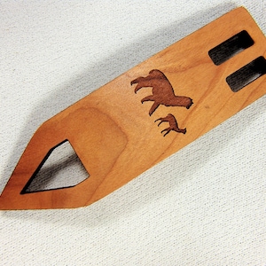 Roca Pin, Rockstika, Rokspinna, Rokspinne. Uma fivela para prender o linho com segurança a uma roca
