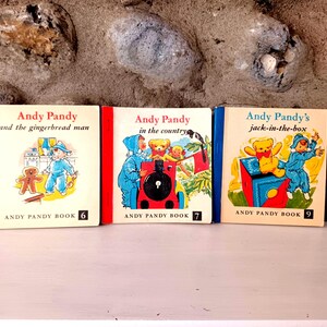 以下が含まれることがあります： 3冊のヴィンテージ「アンディ・パンディ」の子供向けの本。表紙にはカラフルなイラストが描かれており、「アンディ・パンディとジンジャーブレッドマン」、「アンディ・パンディ・イン・ザ・カントリー」、「アンディ・パンディのジャック・イン・ザ・ボックス」というタイトルです。本には6、7、9と番号が振られています。