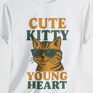 Retro Katze im Weltraum Shirt Lustiges Astronaut Kitty Grafik T-Shirt Niedliches Katzen Liebhaber Geschenk Vintages Weltraum Thema T Shirt für Frauen und Männer