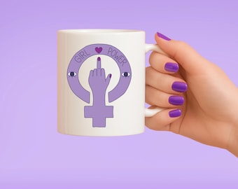 Może przedstawiać: Biały ceramiczny kubek z fioletową grafiką z napisem "GIRL POWER" i dłonią pokazującą środkowy palec. Kubek jest trzymany na fioletowym tle. Projekt zawiera serce i dwa oczy.