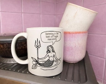 Feministische mok – Zeemeerminmok met de spreuk "Zwemmen in de tranen van kwetsbare mannelijkheid" | Grappige feministische mok, Empowerment Cup