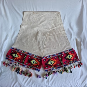 Camino de mesa turco vintage de lino tejido a mano con bordados de Anatolia