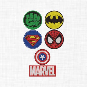 Puede incluir: Parches bordados con símbolos de superhéroes icónicos: el puño de Hulk, la señal de Batman, el emblema de Superman, la máscara de Spider-Man y el escudo del Capitán América. La palabra "MARVEL" se muestra en letras rojas y blancas.
