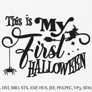 Peut inclure: Motif noir et blanc sur le thème d'Halloween avec le texte "This is My First Halloween". Il comprend une sorcière sur un balai, une araignée et des étoiles. Le design est sur fond blanc.