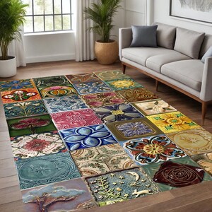 Può includere: Un tappeto decorativo con un design patchwork di piastrelle quadrate. Ogni piastrella mostra un motivo in rilievo unico, tra cui motivi floreali, celesti e geometrici. La tavolozza dei colori comprende blu, verdi, rossi e gialli, creando un rivestimento per pavimenti vibrante e artistico.
