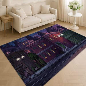 Könnte beinhalten: Ein rechteckiger Teppich mit einem stilisierten Stadtbild bei Dämmerung. Der Teppich zeigt Gebäude mit beleuchteten Fenstern, Straßenlaternen und einem dunkelblauen Himmel. Die Farbpalette umfasst Lila, Rot, Grün und Blau, wodurch eine lebendige Szene entsteht.