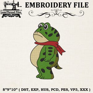 Może przedstawiać: Plik haftu przedstawiający kreskówkową żabę z czerwoną szarfą. Żaba jest zielona z czarnymi plamami i beżowym brzuchem. Tekst "EMBROIDERY FILE" znajduje się na górze, a "LumiThread Files" w rogu. Rozmiar pliku to 20.3cm x 22.9cm x 25.4cm.