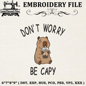 Puede incluir: Un diseño de archivo de bordado con un capibara de dibujos animados sosteniendo un té de burbujas. El texto dice "DON'T WORRY BE CAPY". El diseño está disponible en tamaños de 15 cm, 18 cm, 20 cm y 23 cm.