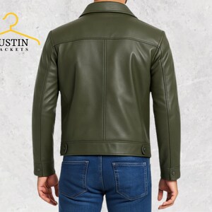 Pu&ograve; includere: Giacca in pelle verde oliva con colletto classico e dettagli con bottoni. La giacca ha una vestibilit&agrave; sartoriale ed &egrave; abbinata a jeans blu. Il logo "JUSTIN JACKETS" &egrave; visibile nell'angolo in alto a sinistra.