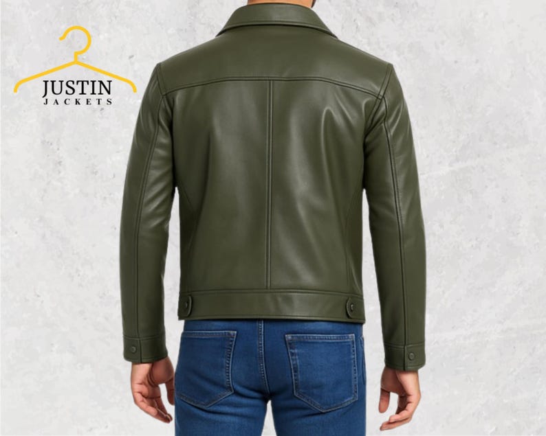 Pu&ograve; includere: Giacca in pelle verde oliva con colletto classico e dettagli con bottoni. La giacca ha una vestibilit&agrave; sartoriale ed &egrave; abbinata a jeans blu. Il logo "JUSTIN JACKETS" &egrave; visibile nell'angolo in alto a sinistra.